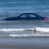 машину смыло с пляжа в море