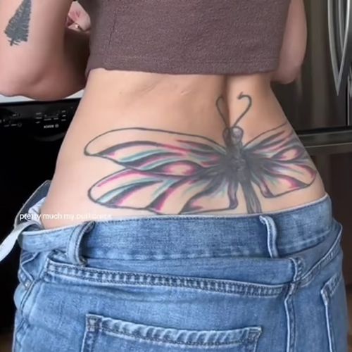 татуировка стрекозы на спине