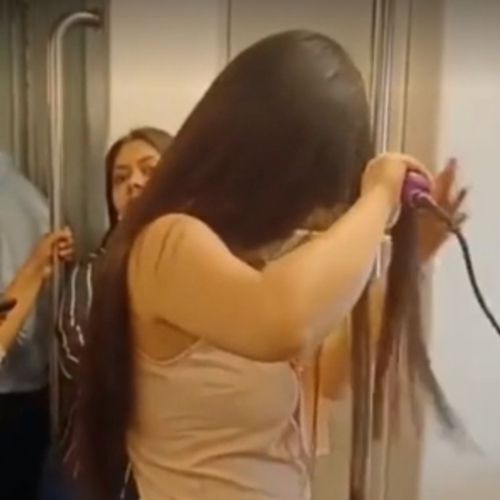укладка волос в вагоне метро