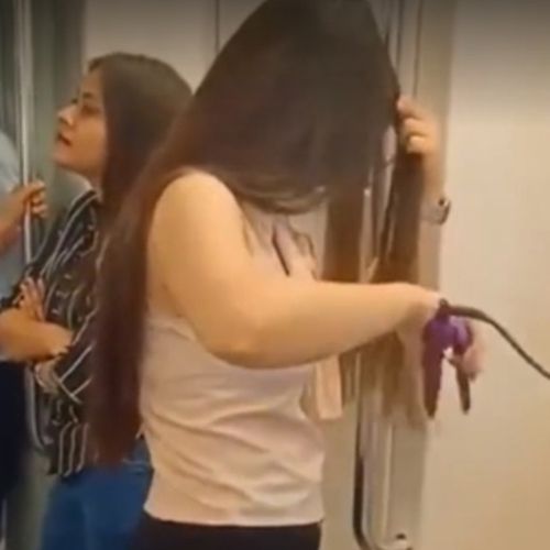 укладка волос в вагоне метро