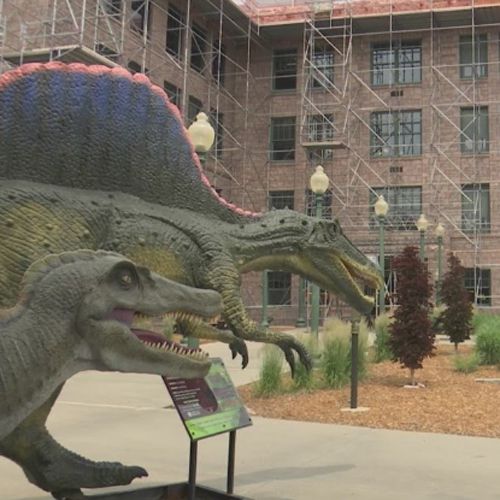 украденная статуя динозавра