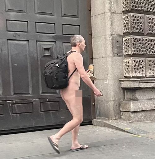 чудак прогулялся голым по улице