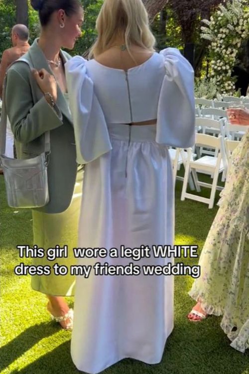 топ и юбка белого цвета