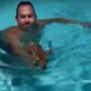 оленёнка купают в бассейне