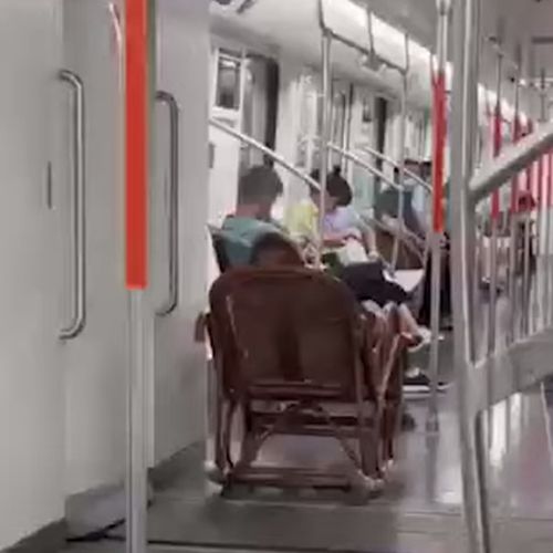 кресло-качалка в метро