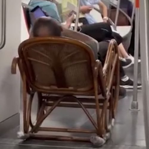 кресло-качалка в метро