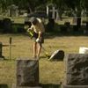 добровольцы чистят надгробия