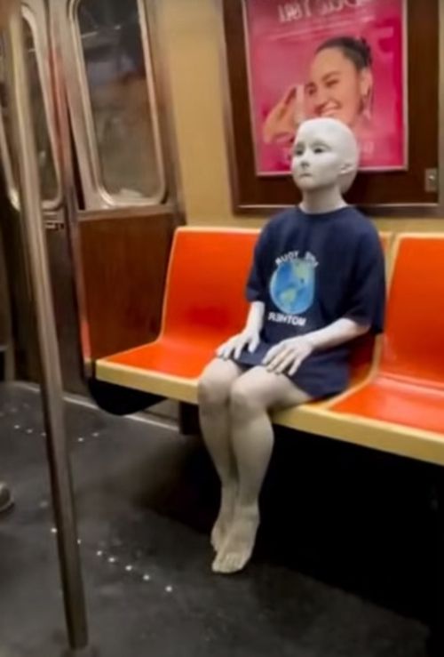 инопланетянин едет в метро
