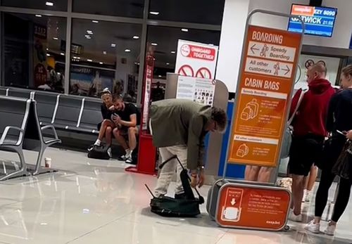 авиапассажир разломал чемодан