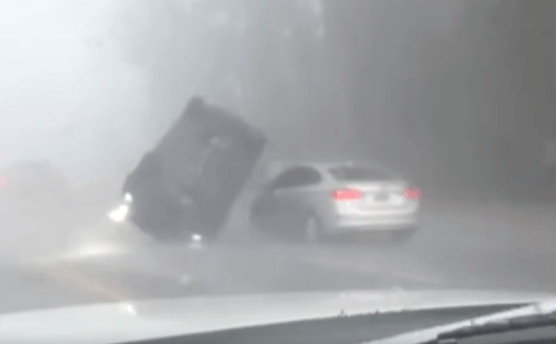 машину подхватило ураганом