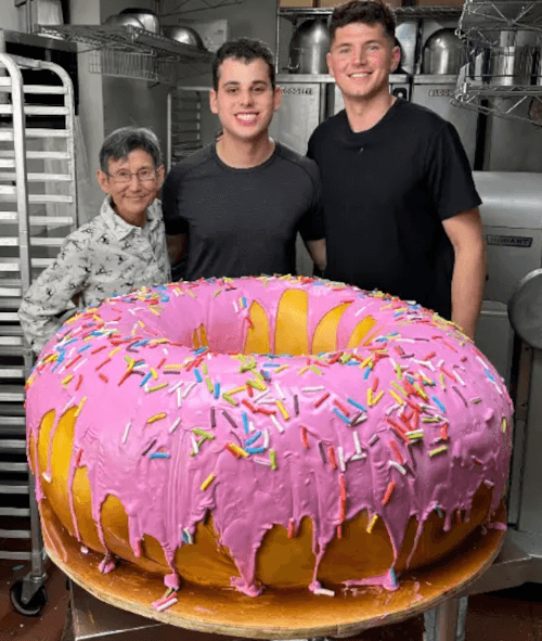 огромный торт в виде пончика