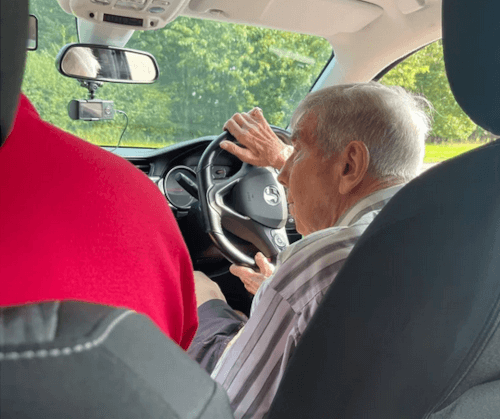 престарелый водитель сел за руль