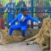пастор в клетке со  львами 