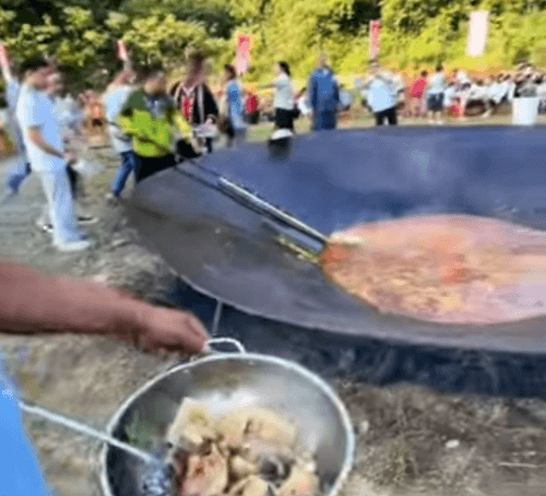 селяне наварили много рыбного супа 