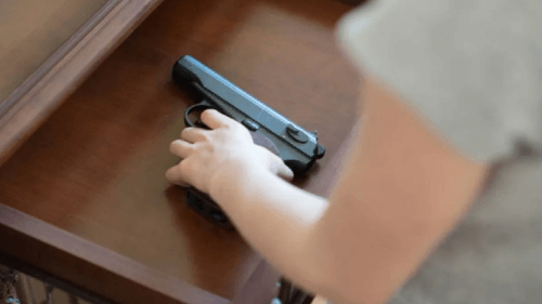 мальчик нашёл дома пистолет