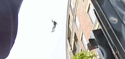 грабитель решился прыгнуть с крыши
