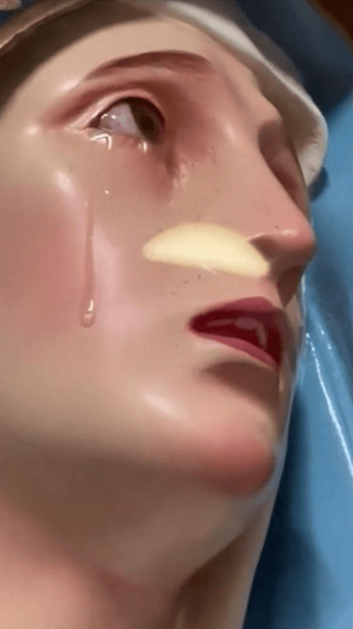 статуя плачет из-за преступности