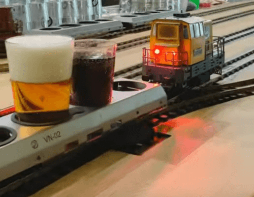игрушечный поезд в ресторане