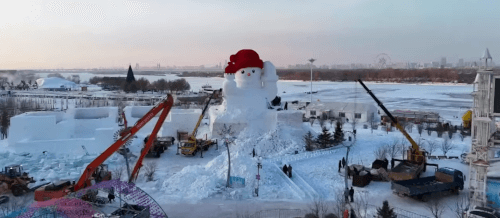 гигантский снеговик в парке