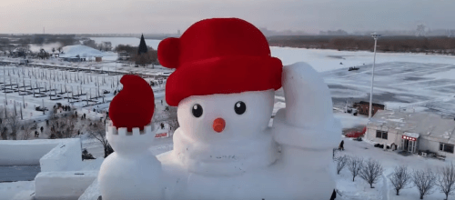 гигантский снеговик в парке