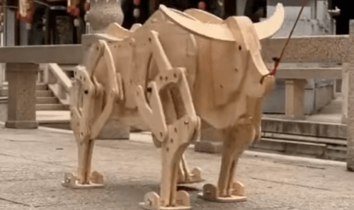 деревянный бык ходит по улице 