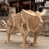 деревянный бык ходит по улице