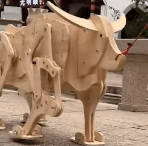 деревянный бык ходит по улице
