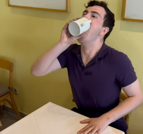 мужчина быстро пьёт кофе