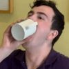 мужчина быстро пьёт кофе