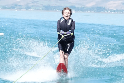 пожилая женщина на водных лыжах