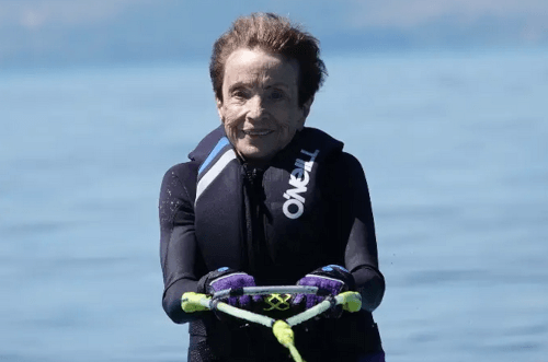 пожилая женщина на водных лыжах