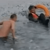 мужчина случайно упал в воду 