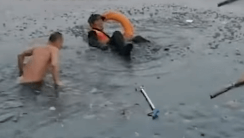 мужчина случайно упал в воду