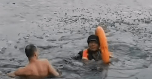 мужчина случайно упал в воду