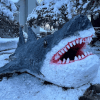 снежная скульптура акулы
