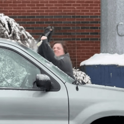 агрессивная чистка льда с машины