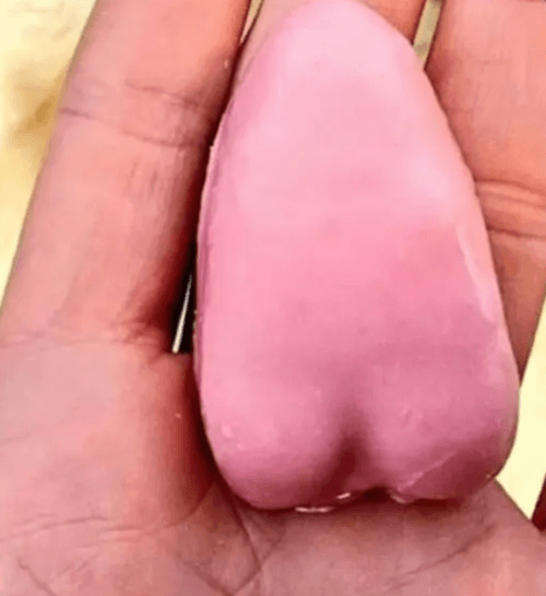 конфеты в виде розовых сердечек