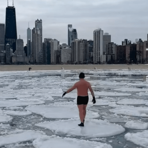прогулка по льду озера 