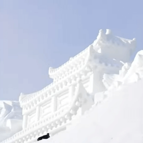 снежный дворец в горах 
