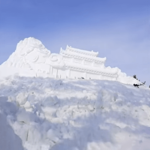 снежный дворец в горах