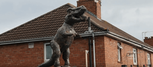 трёхметровый динозавр на крыше