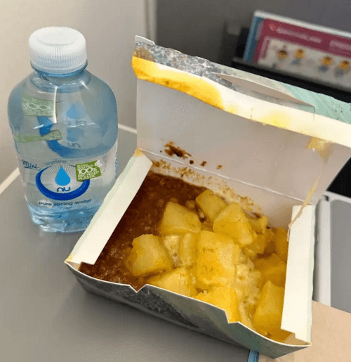 еда в самолёте похожа на мусор