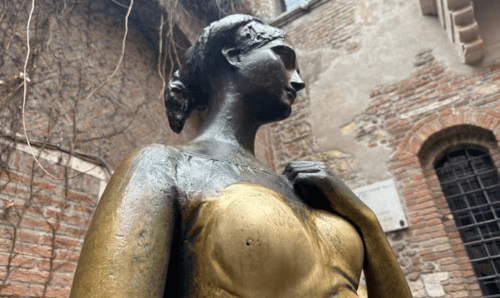 дыра в груди статуи 