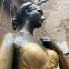 дыра в груди статуи