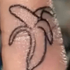 выцветшая татуировка с бананом