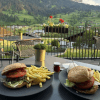 два бургера в швейцарском отеле 