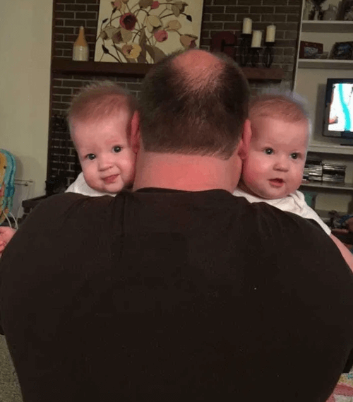 фото папы и дочек-близняшек