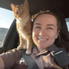 сотрудница дорожной полиции и кот 