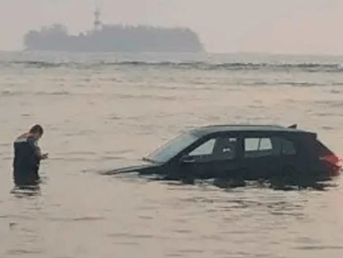таинственный автомобиль в море 