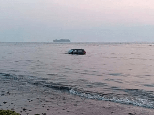 таинственный автомобиль в море